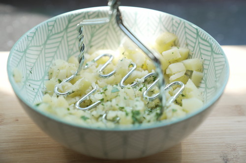 Pureren van aardappel en selderijbladeren