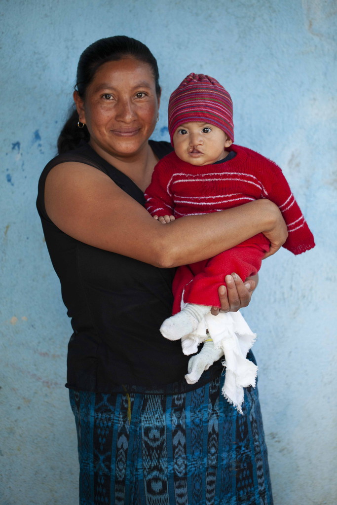 Juan als 2-jarige in de armen van zijn moeder.